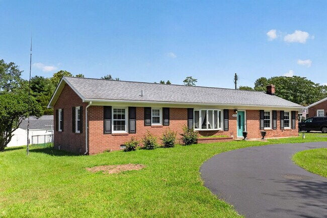 Foto del edificio - 26646 Three Notch Rd