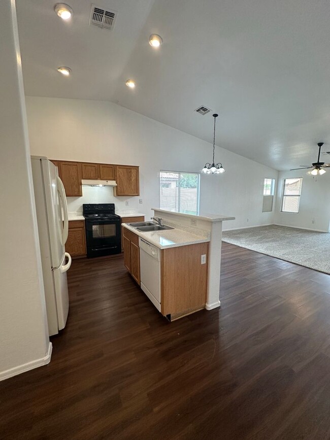 Building Photo - Spacious 4 Bed/2 Bath in Desirable South P...