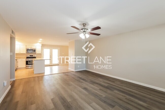 Building Photo - Lovely 3 Bedroom with Pool!