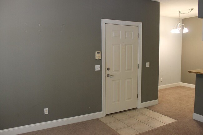 Building Photo - Nicely Appointed First-Floor Condo at The ...