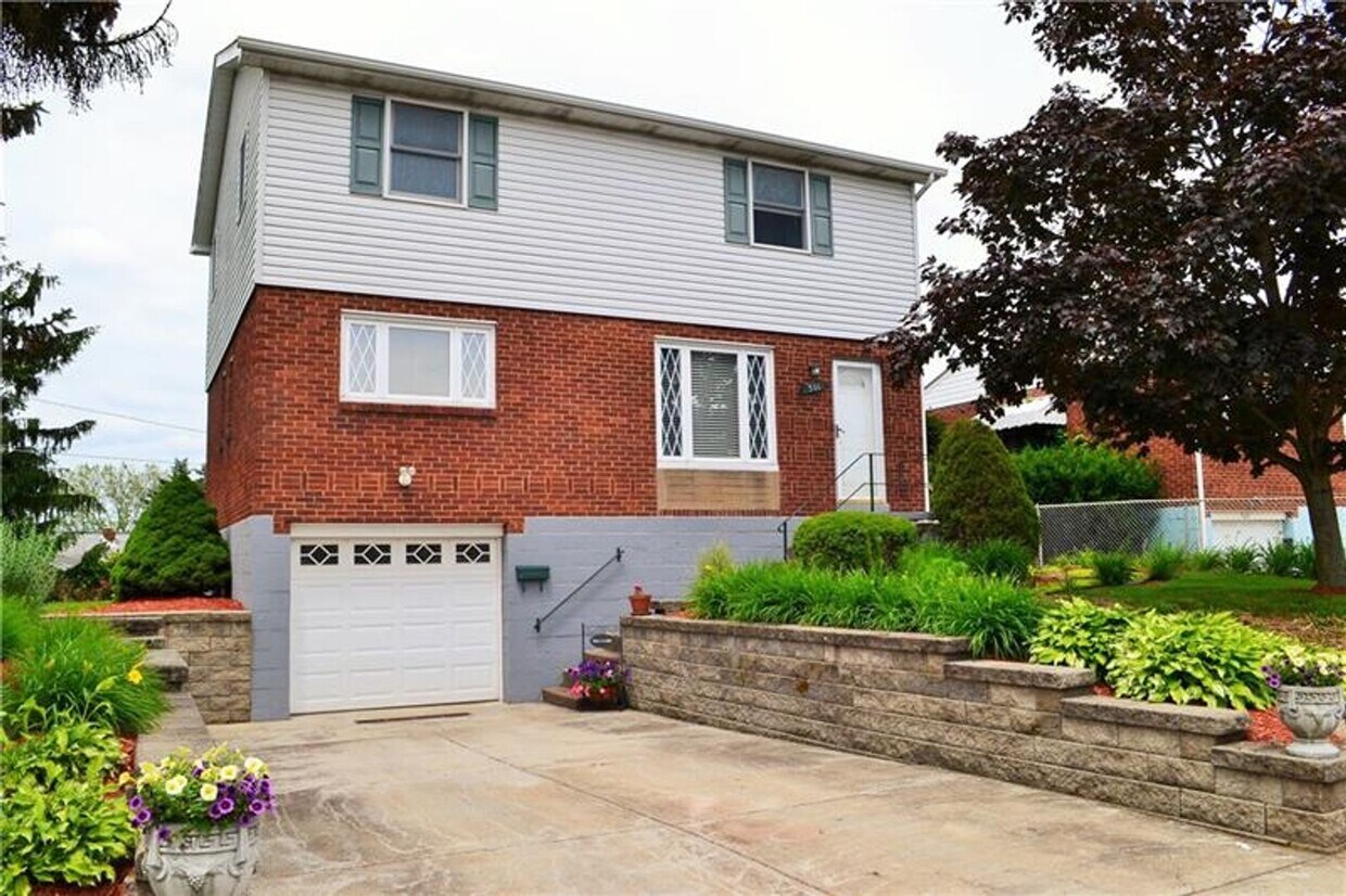 Foto principal - 5Bed | 2bath Home in West Mifflin, PA
