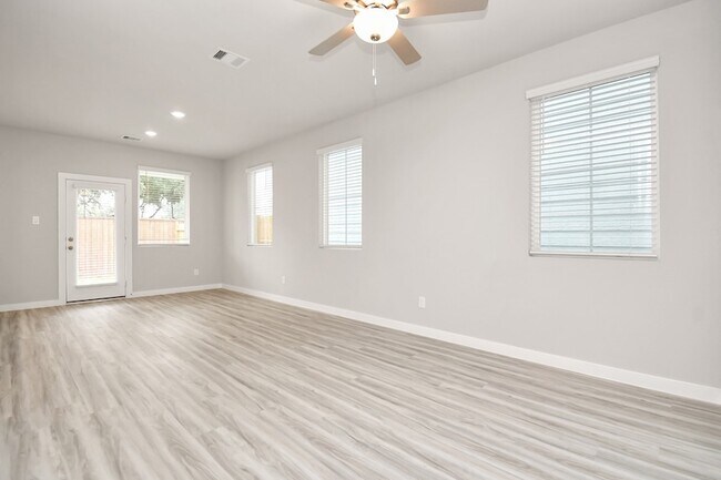 Foto del edificio - 17129 White Acer Wy