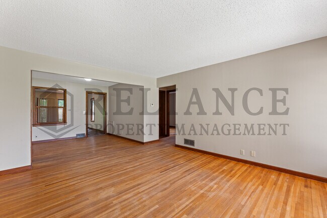 Building Photo - 2242 S Ridgewood Dr