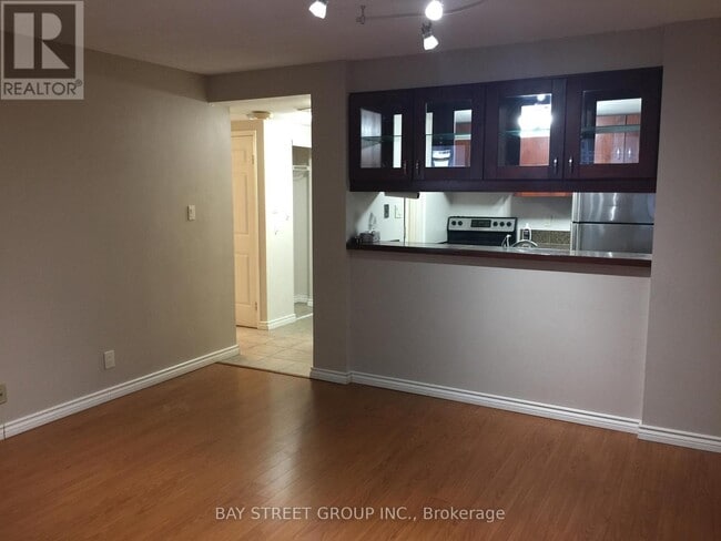 Photo du bâtiment - 711-711 Bay St.