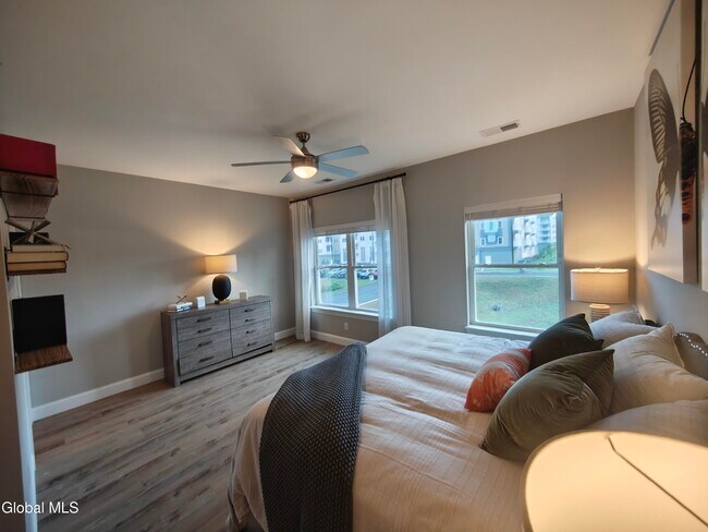 Foto del edificio - 3102 Zenith Ln