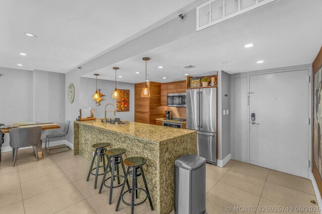 Foto del edificio - 7601 E Treasure Dr