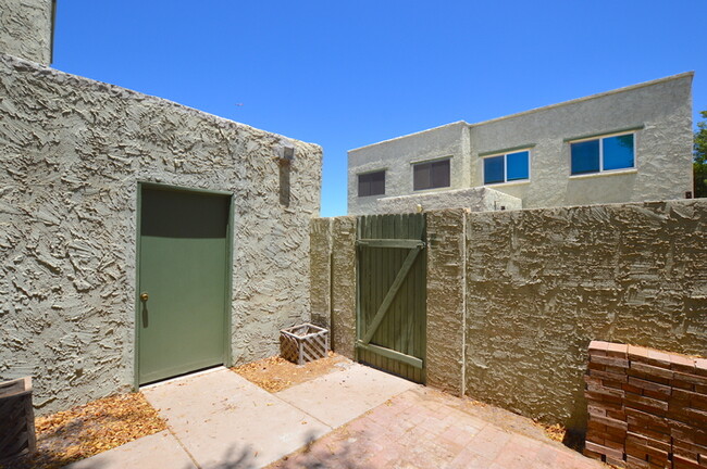 Building Photo - Great 2 bedroom and 1.5 bath in Mesa!