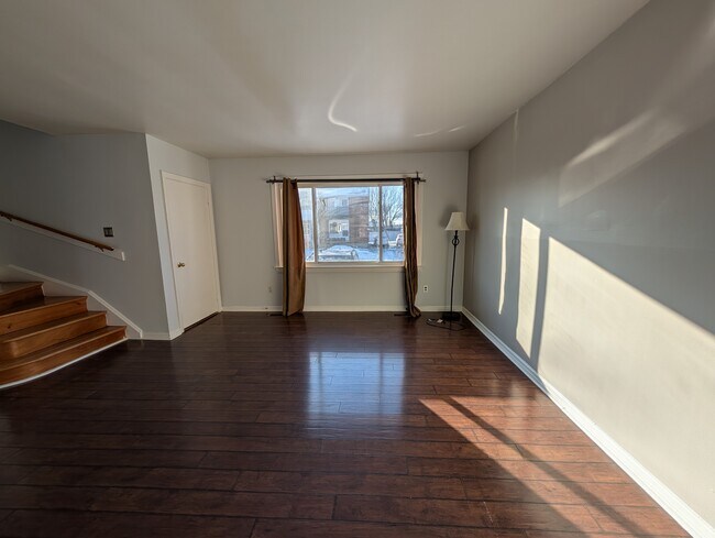 Building Photo - 515 Prince Albert St