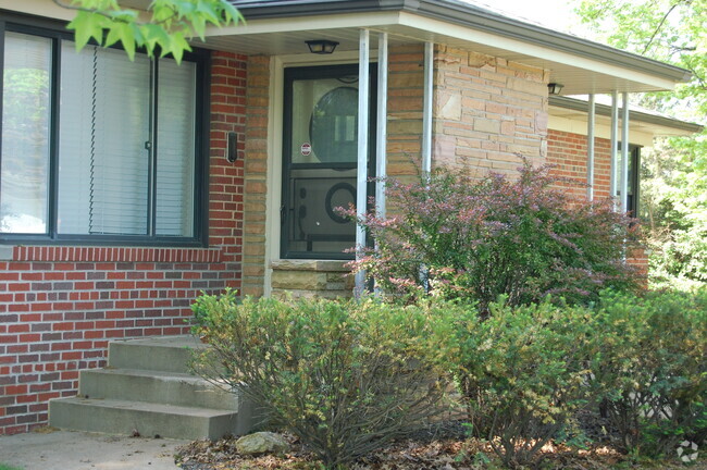 Building Photo - 5801 Jamieson Ave