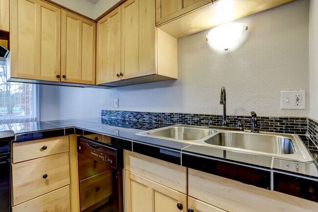 Foto del edificio - 2 Bedroom Home with Washer and Dryer INSIDE! Available NOW!!