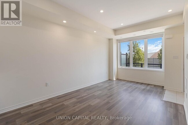 Photo du bâtiment - 2255-2255 McNab Ln