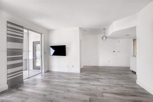 Foto del edificio - 735 SW 148th Ave
