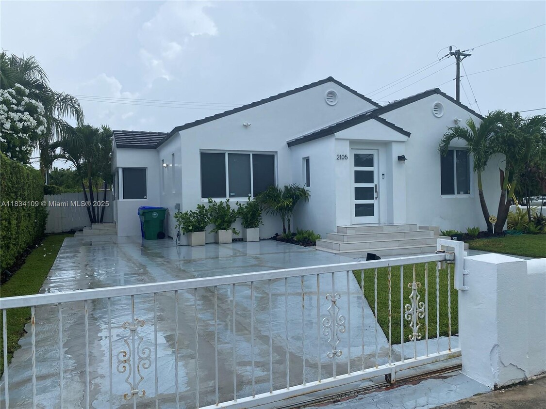 Primary Photo - 2105 SW 12th St