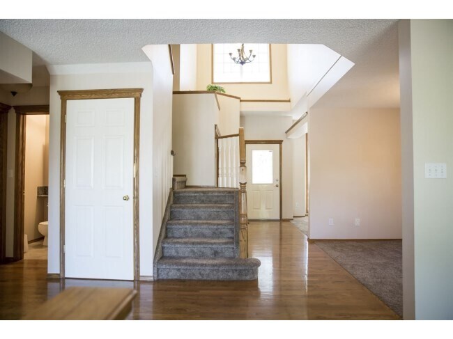 Photo du bâtiment - 4 Bed 4 Bath Unit in Sherwood Park, AB