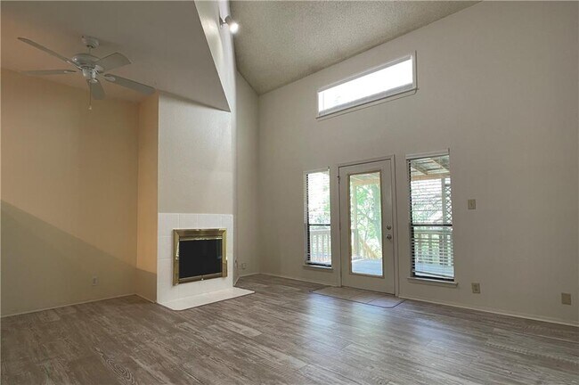 Building Photo - 8102 Baywood Dr