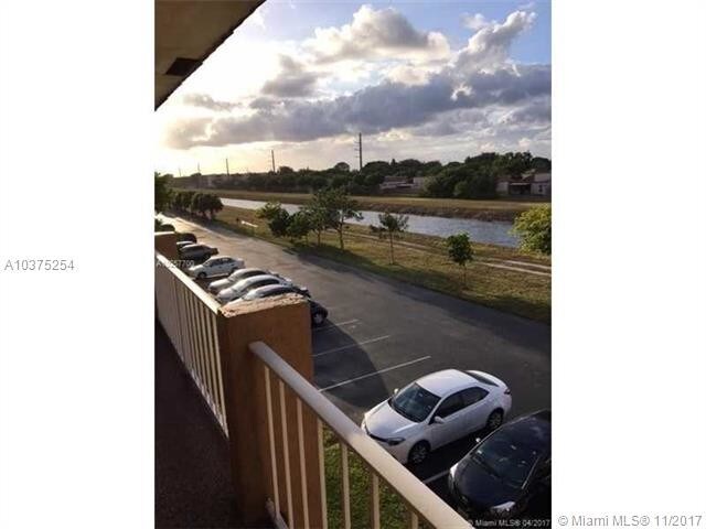 Foto del edificio - 8220 Sunrise Lakes Blvd