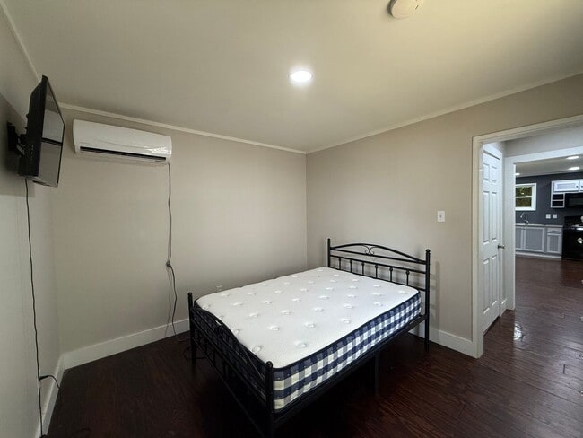 Building Photo - Downtown Living- Prime 1-Bed Unit for Just $900/Mo!