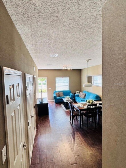 Building Photo - 8931 Shine Dr