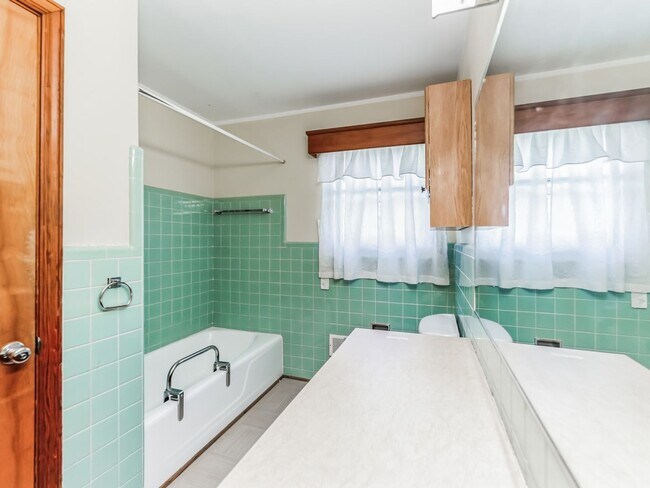 Foto del edificio - 1 Acre 3 Bedroom + Den Single Family Home ...