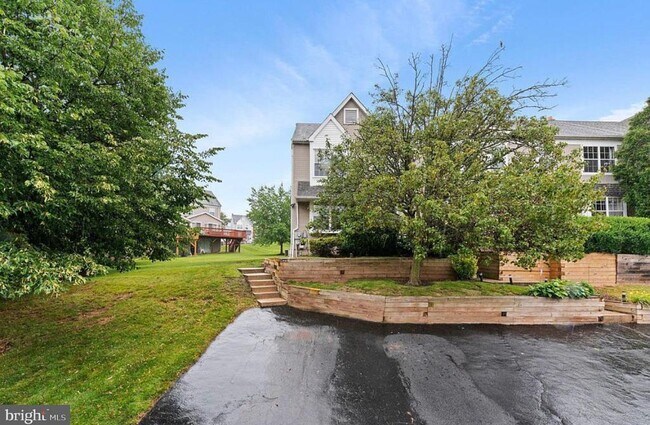 Building Photo - 2423 Hillendale Dr