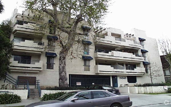 Building Photo - 15040 Moorpark St