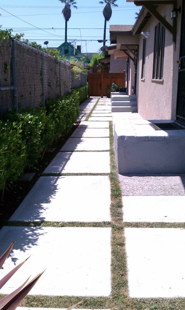 Building Photo - 1270 W 35th Pl