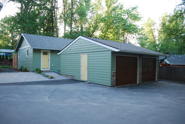 Building Photo - 4030 SW Dolph Ct