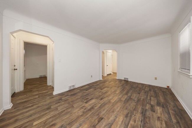 Building Photo - 3 bedroom bungalow $1200/month