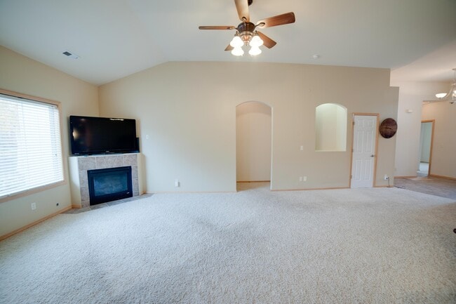 Foto del edificio - Large Single Family Home located near White Bluffs Elementary!