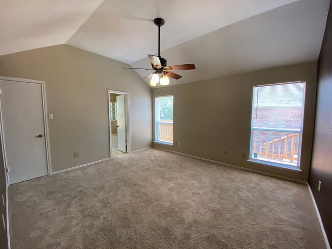 Building Photo - 3 Bedroom 2 Bath~ Updated Kitchen!