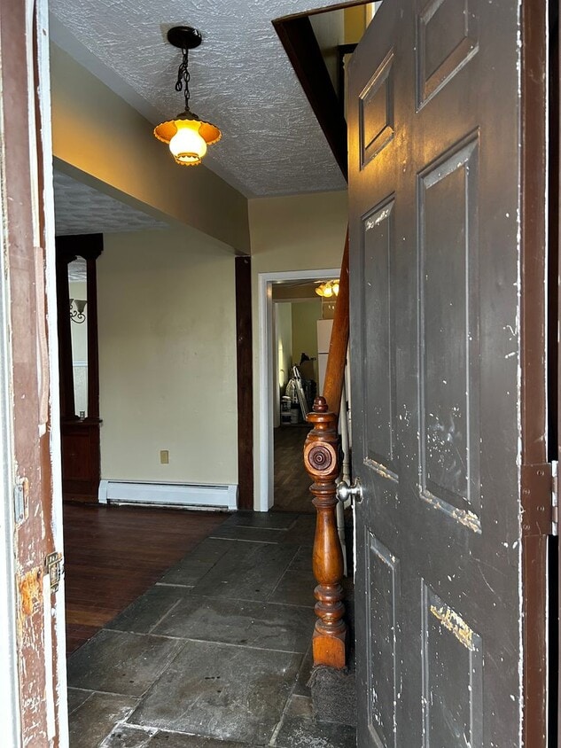 Foto principal - Welcome To This Charming 3-Bedroom, 1-Bathroom Home Located in the Heart of Carbondale, PA.