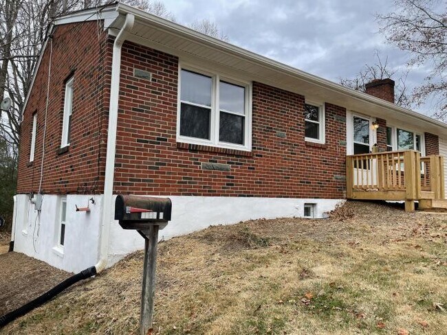 Building Photo - 3 bedroom in Lynchburg VA 24502