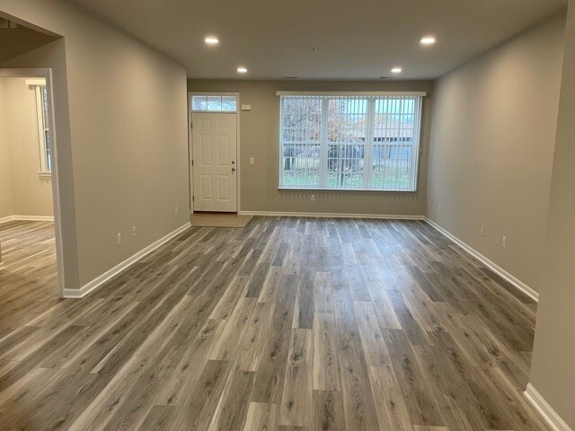 Primary Photo - 8451 Towne Center Cir