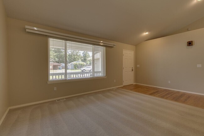 Building Photo - Shoreline Rambler Available NOW! 4 Bed 2 Bath w/spacious backyard!