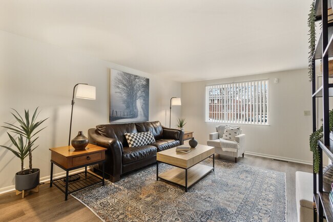 Building Photo - Shadeland Terrace Townhomes w/Full Basements