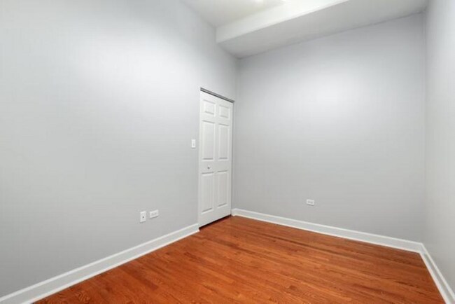 Foto del edificio - 3125 W Fullerton Ave