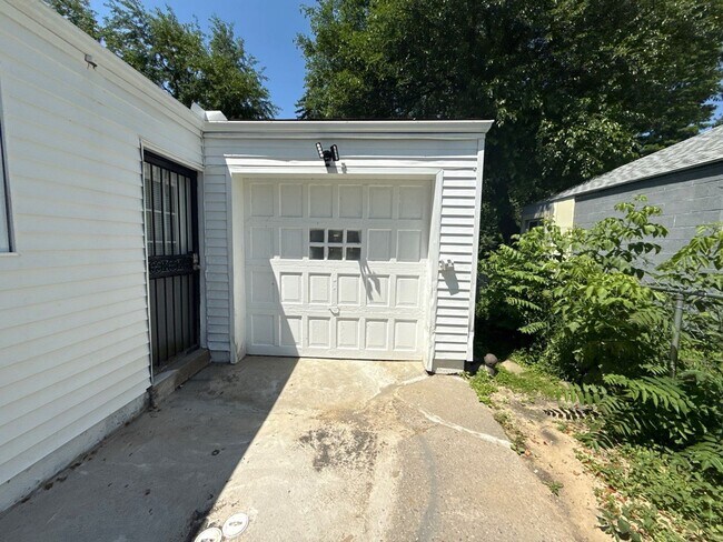 Building Photo - Renovated 3-Bedroom Home – We Welcome Sect...