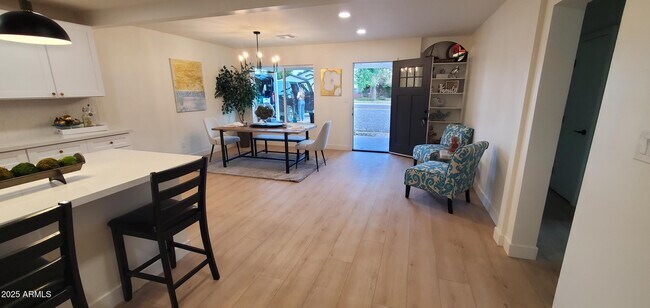 Foto del edificio - 2320 E Whitton Ave