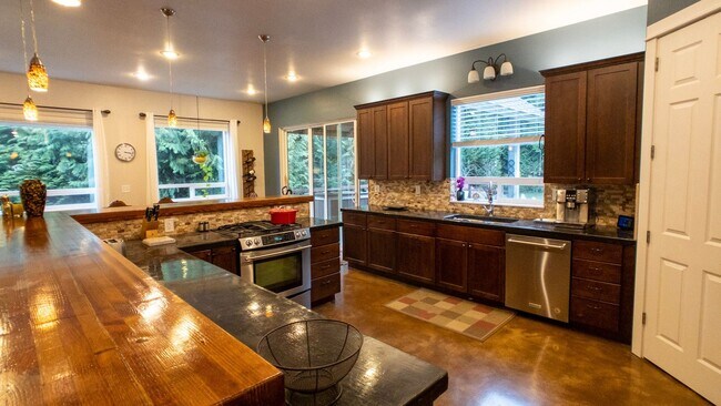 Foto del edificio - Stunning one of a kind custom Poulsbo home!