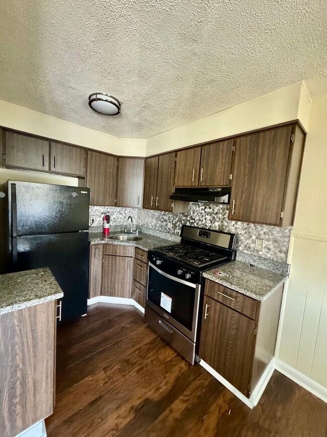 Building Photo - Charming 2-Bedroom Home in Southwest Phila...