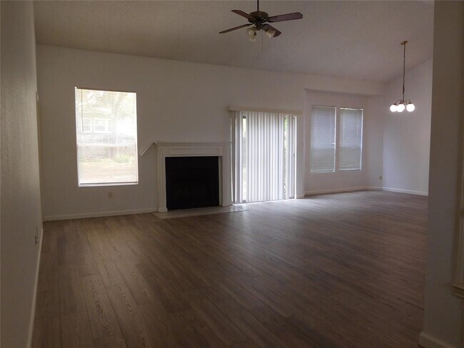 Foto del edificio - 2202 Quiet Wood Dr