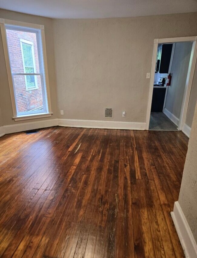 Foto del edificio - 6335 N Woodstock St