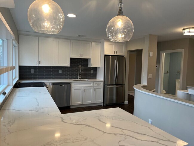 Building Photo - Gorgeous 3 Bedroom Near Glastonbury Center
