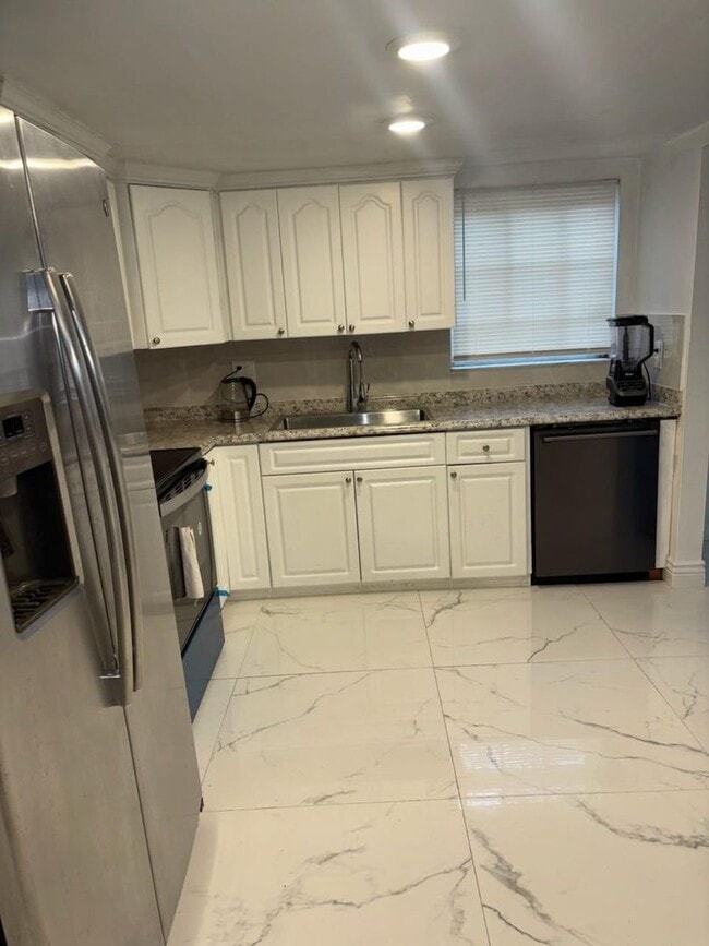 Photo - 3056 Riverside Dr House