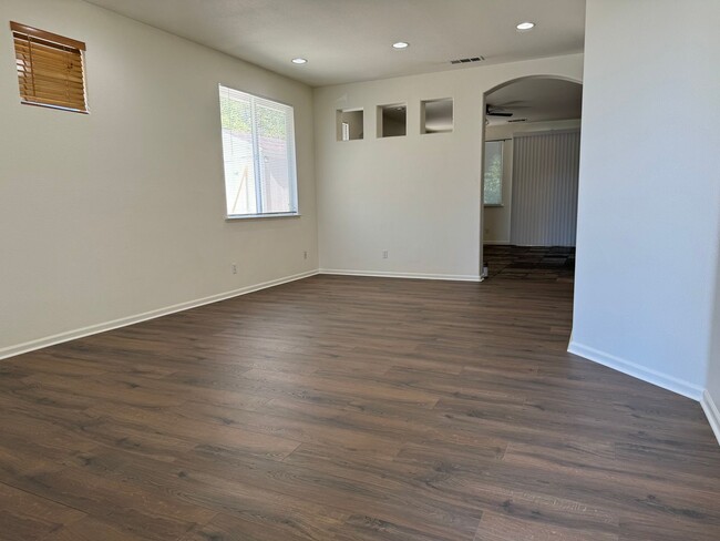 Building Photo - Roseville home close to shopping & area park