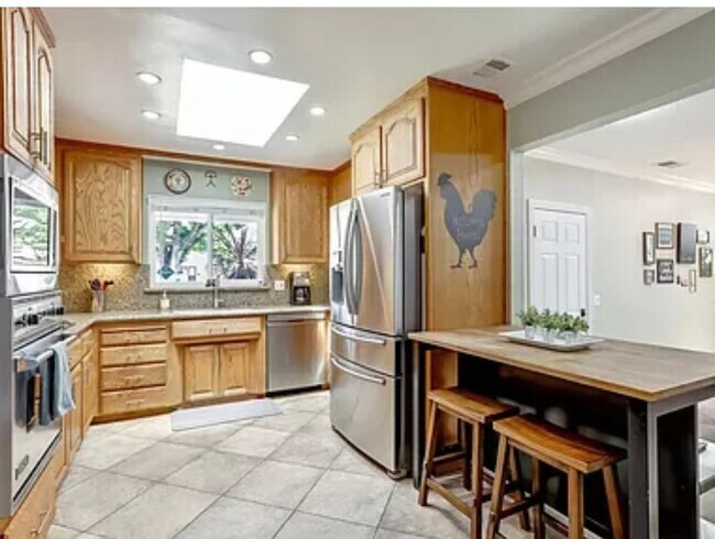 Foto del edificio - Remodeled Home in Great Location w/ Solar,  Central A/C & No Carpets!!