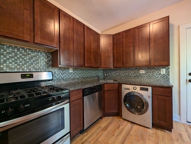 Foto del edificio - 3523 N Racine Ave