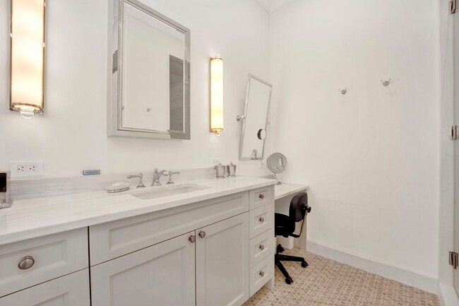 Photo - 103 E Chestnut St House