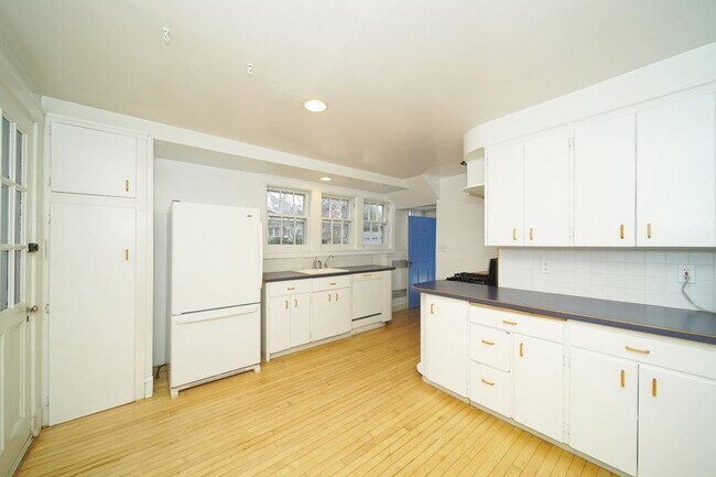 Foto del edificio - 8 E College St