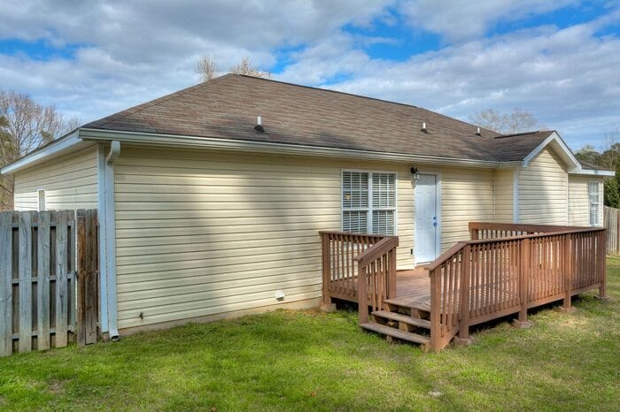Building Photo - Lovely 3 Bedroom Just Listed!